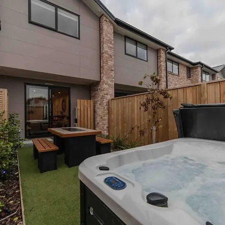 Stones Throw From The Stadium & Hot Tub